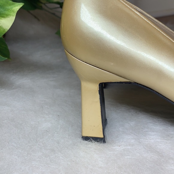 STUART WEITZMAN Gold Leather Square Toe Pump Heels - Picture 6 of 11